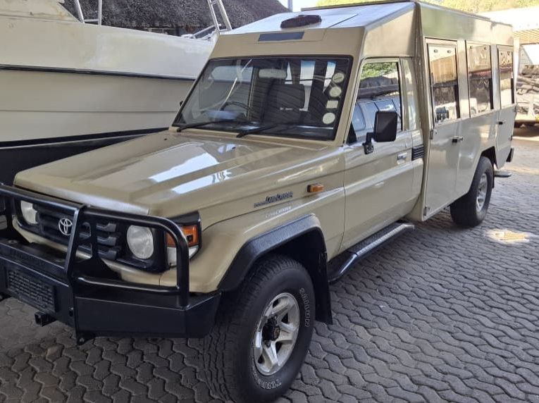 Used Toyota LANDCRUISER 4.5 EFI 11 SEATER TOURIST TRANSPORTER for sale in Windhoek, Namibia