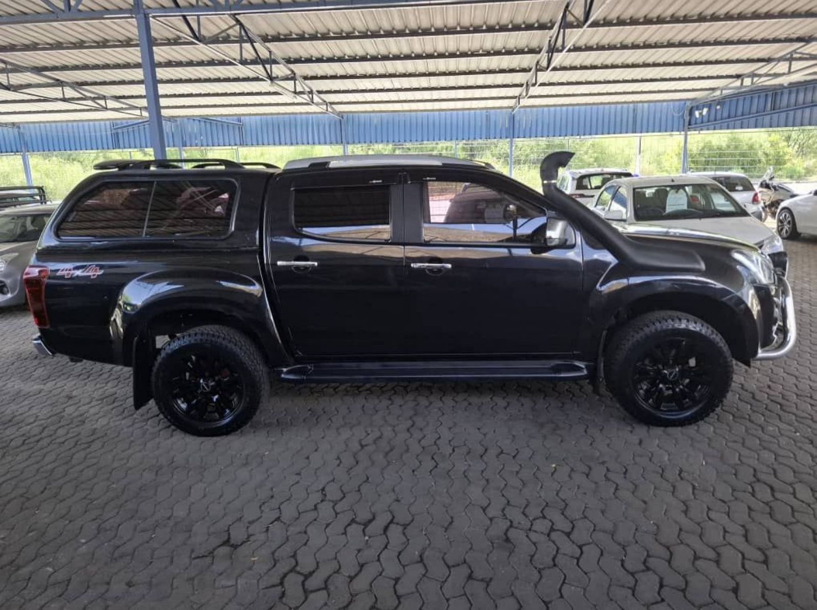 Used Isuzu KB300 LX D-TEQ D/CAB 4X4 AUTO  for sale in Windhoek, Namibia