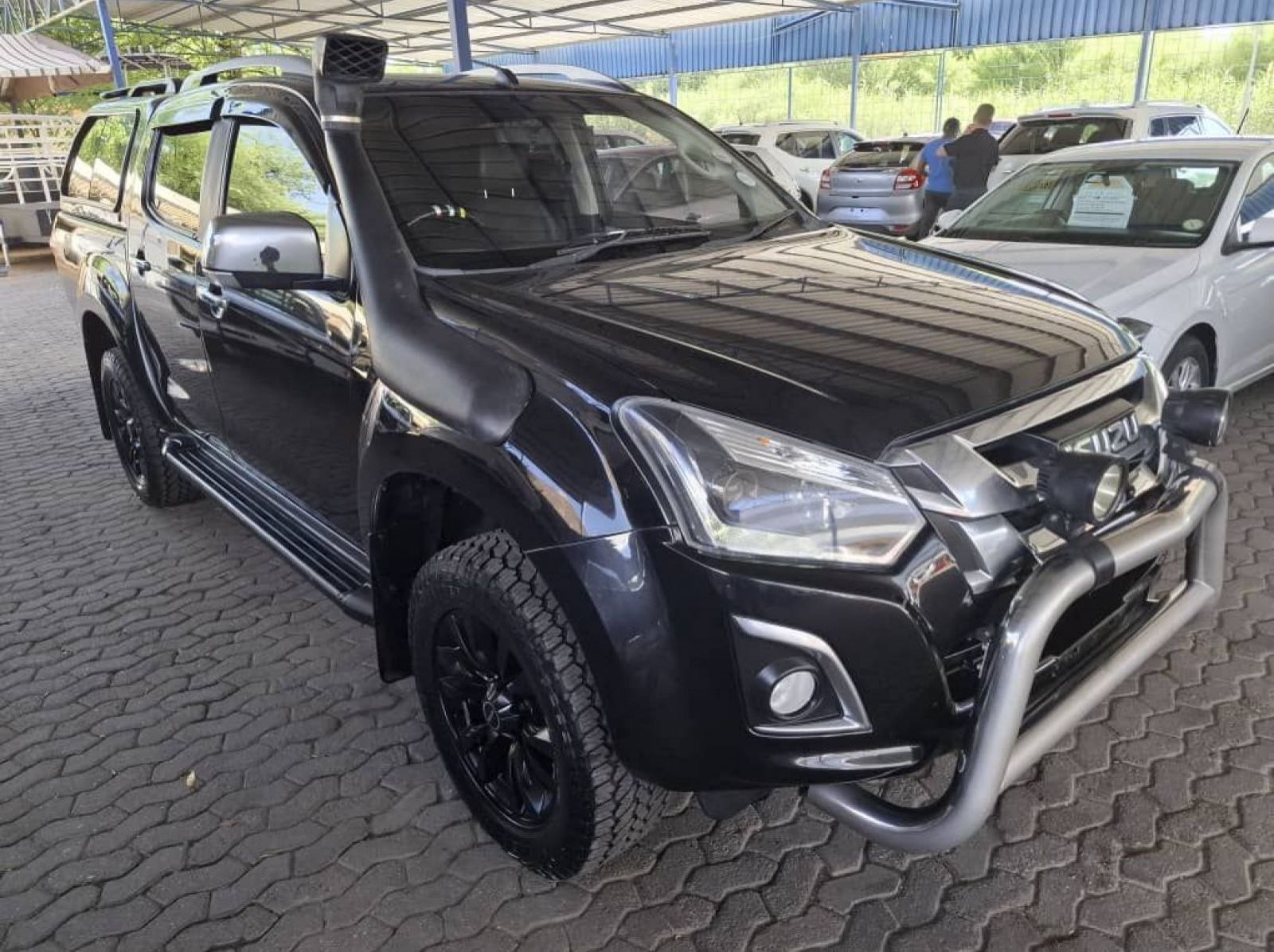 2016 Isuzu KB300 LX D-TEQ D/CAB 4X4 AUTO pictures