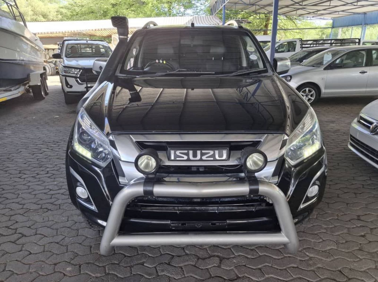 2016 Isuzu KB300 LX D-TEQ D/CAB 4X4 AUTO pictures