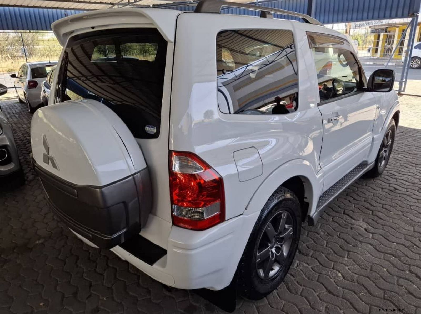 2005 Mitsubishi PAJERO 3.8 V6 SWB AUTO pictures