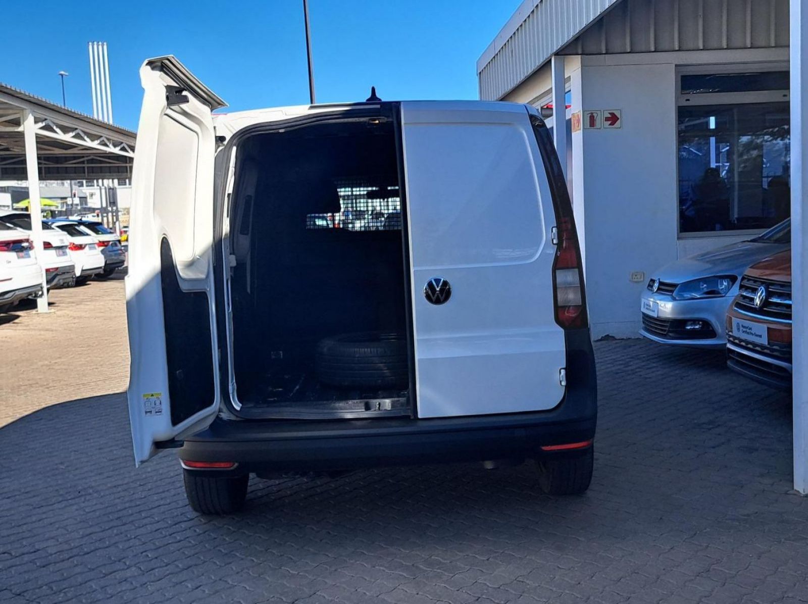 2022 Volkswagen Caddy Cargo pictures