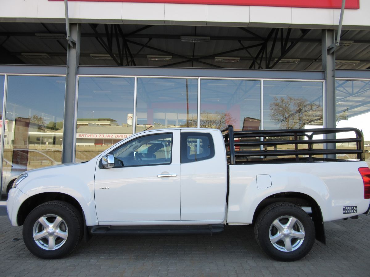 2015 Isuzu KB 300 D-Teq LX 4x4 Extended Cab photo