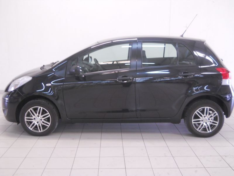2010 Toyota Yaris photo