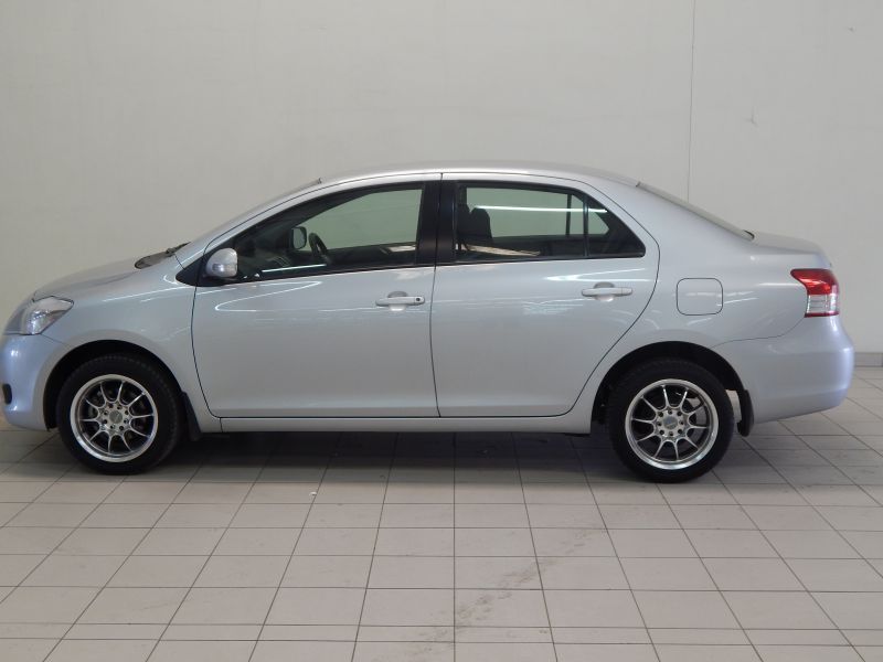 2011 Toyota Yaris sedan photo