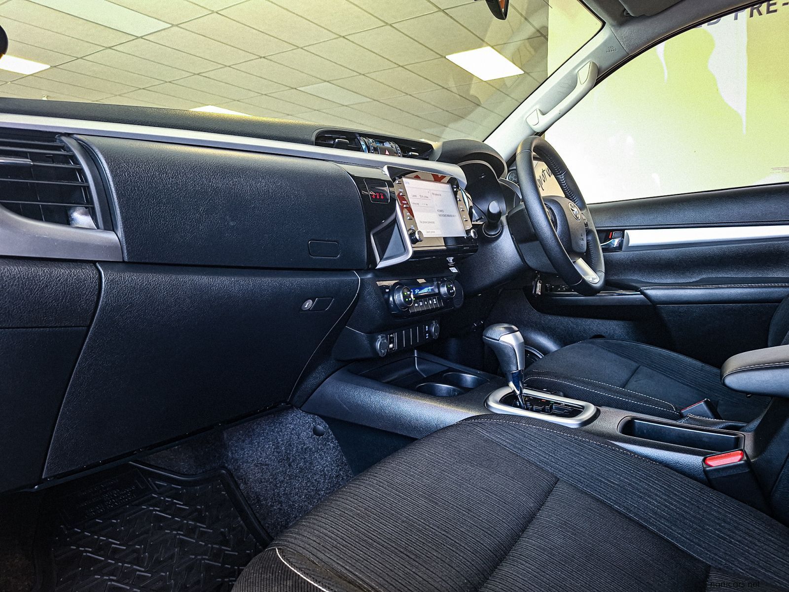 2025 Toyota Hilux Raider 2.8 GD6 RB AT 2x4 photo