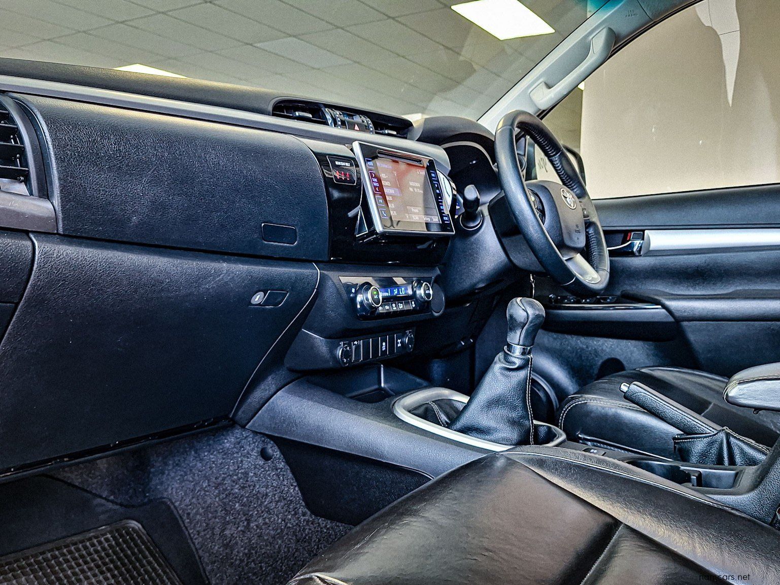 2017 Toyota Hilux Raider 2.8 GD RB 2x4 MT photo