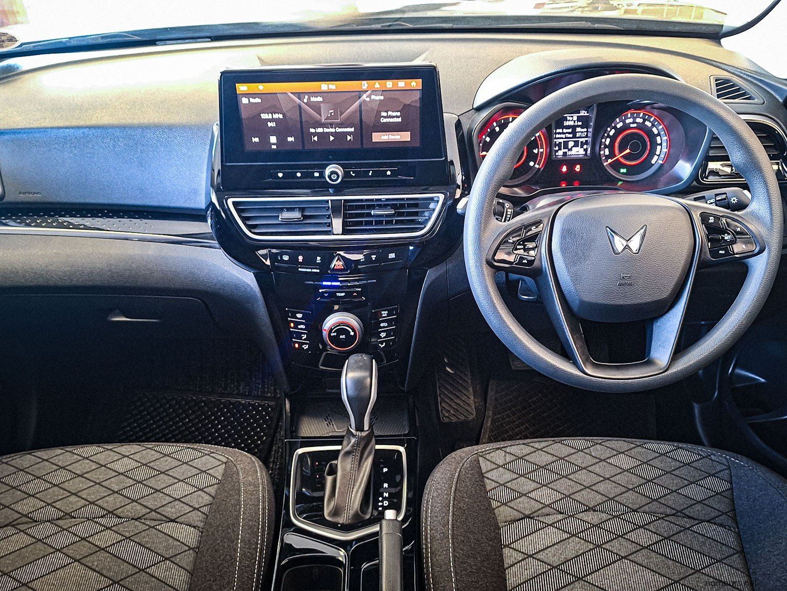 2026 Mahindra XUV 3X0 1.2 MX3 AT photo