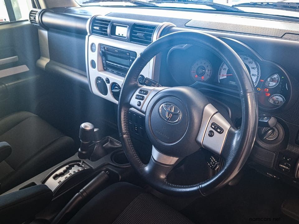 2019 Toyota FJ Cruiser 4.0 V6 4x4 AT photo
