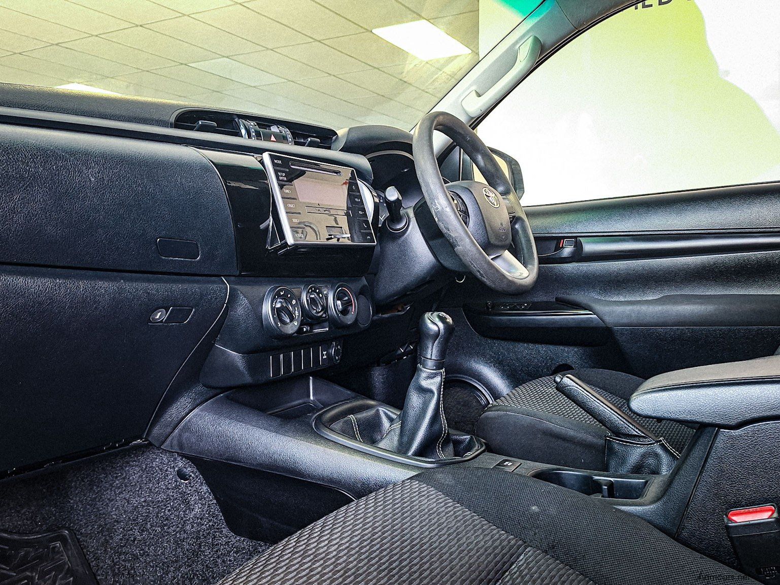 2016 Toyota Hilux Extra Cab 2.4 GD6 RB 2x4 MT photo