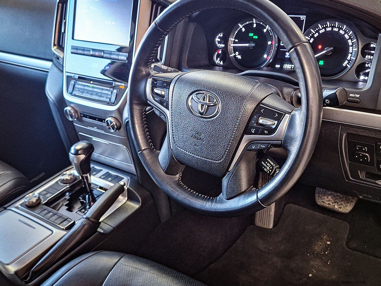 2018 Toyota Land Cruiser 200 4.5D V8 AT photo