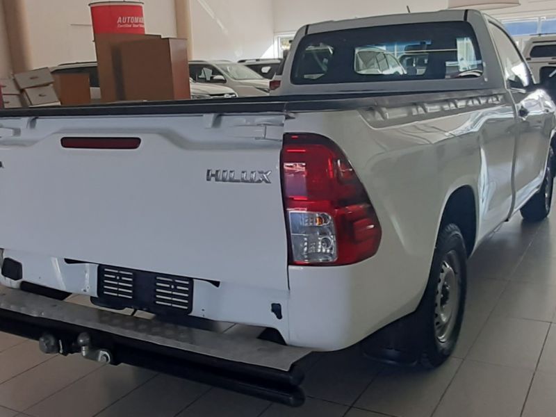 2016 Toyota Hilux S/C 2.4 low Raider 5Mt A/c photo