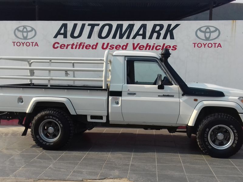 2015 Toyota Land Cruiser 4.5 LX V8 Single Cab for sale 33 507 Km Manual transmission