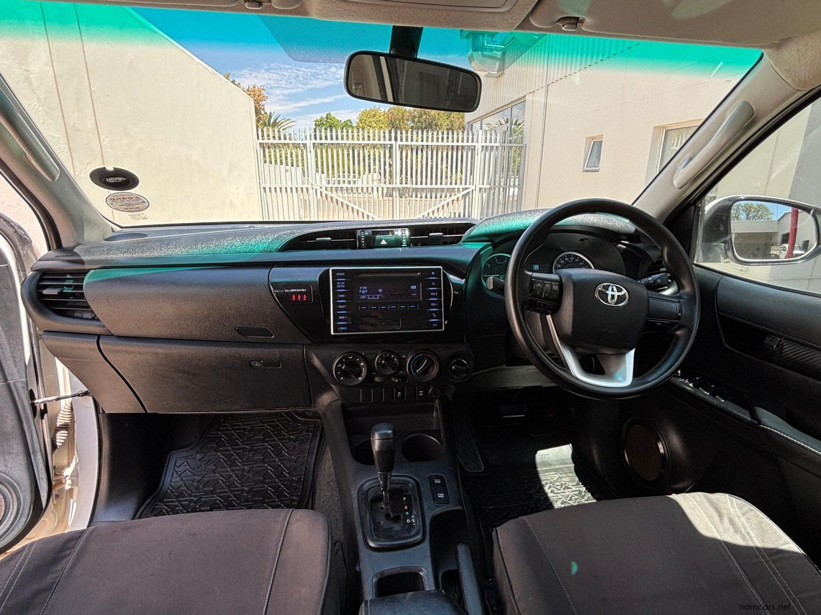 2018 Toyota Hilux Double Cab DC 2.4GD6 4X4 SRX AT photo