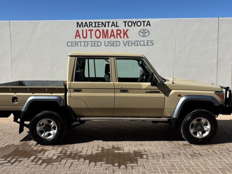 2022 Toyota Land Cruiser Pickup LC79 4.0 Petrol D/C photo