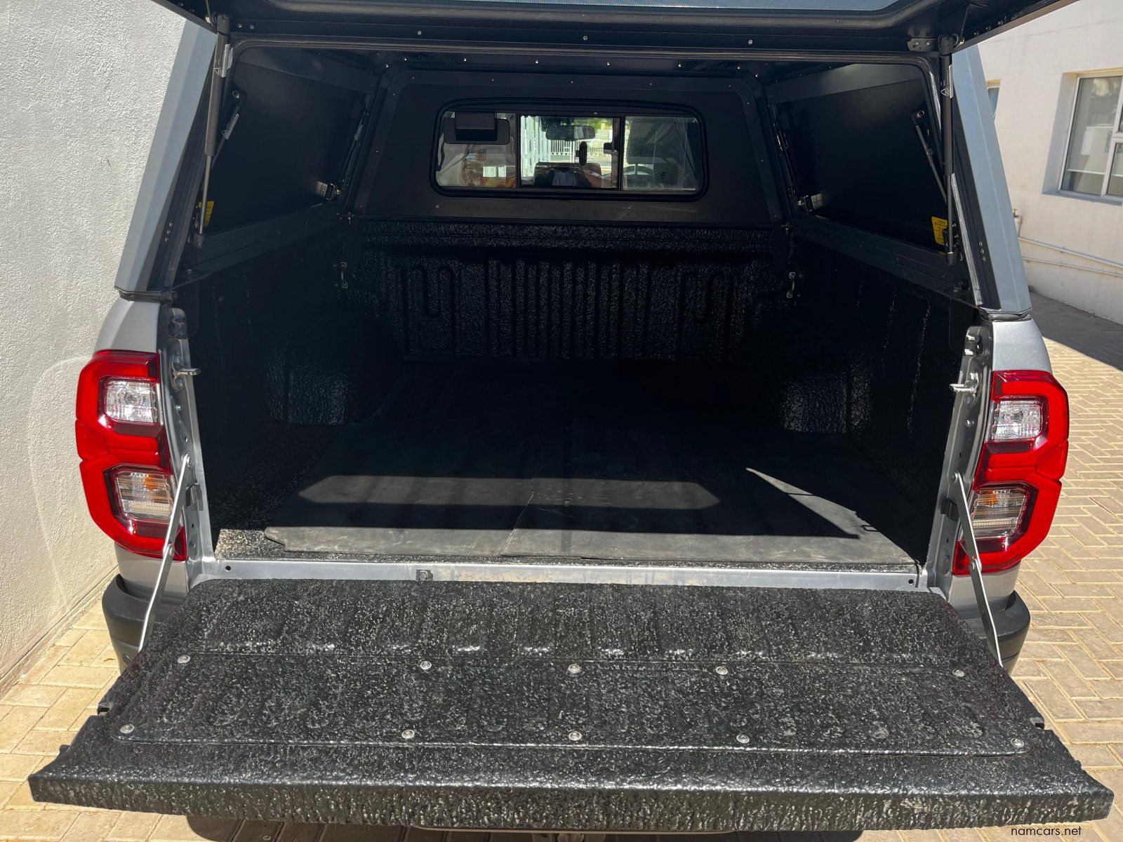 2023 Toyota Hilux Double Cab DC 2.8GD6 4X4 LGD 6MT photo