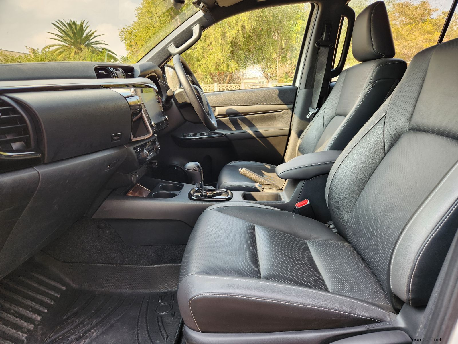 2025 Toyota Hilux DC 2.8GD6 4x2 Legend Automatic photo