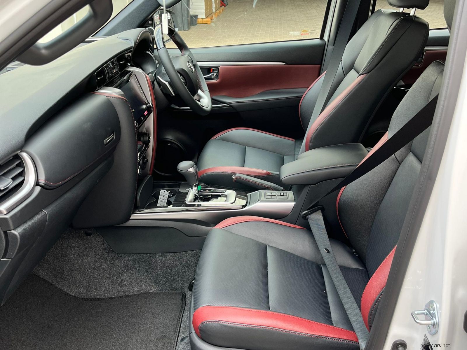 2025 Toyota Fortuner 2.8GD6 VX 4x4 AT 48V photo