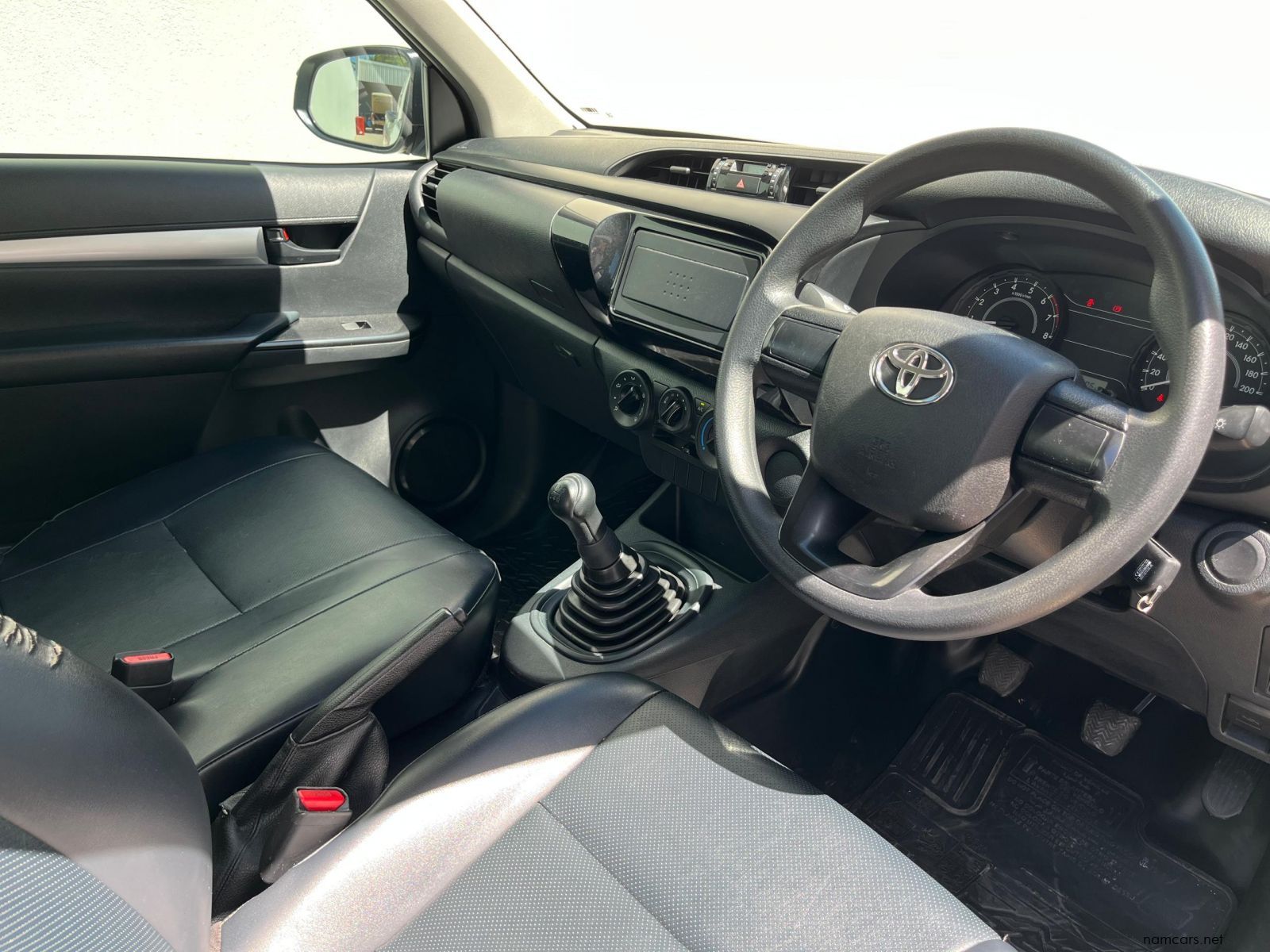 2022 Toyota Hilux SC 2.0VVTi S A/C 5MT photo