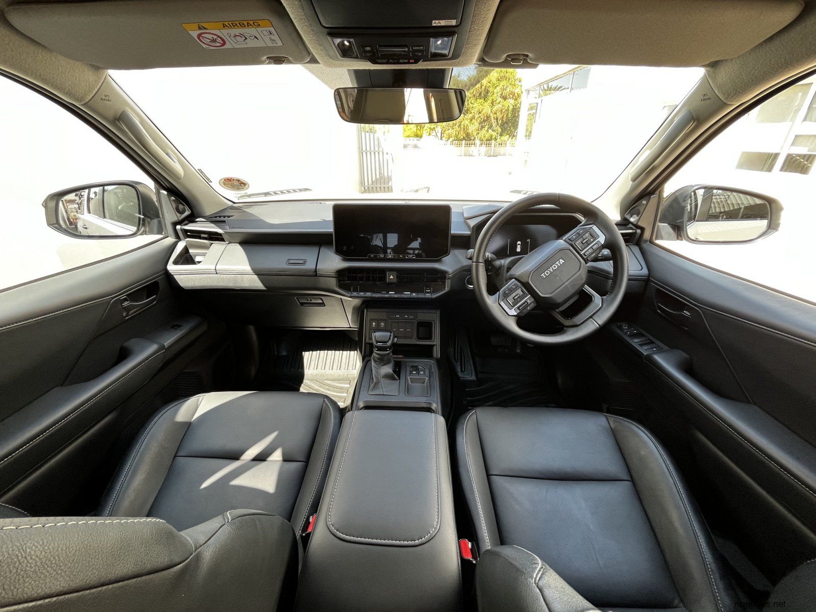 2026 Toyota HILUX DC LEGEND AT RB photo