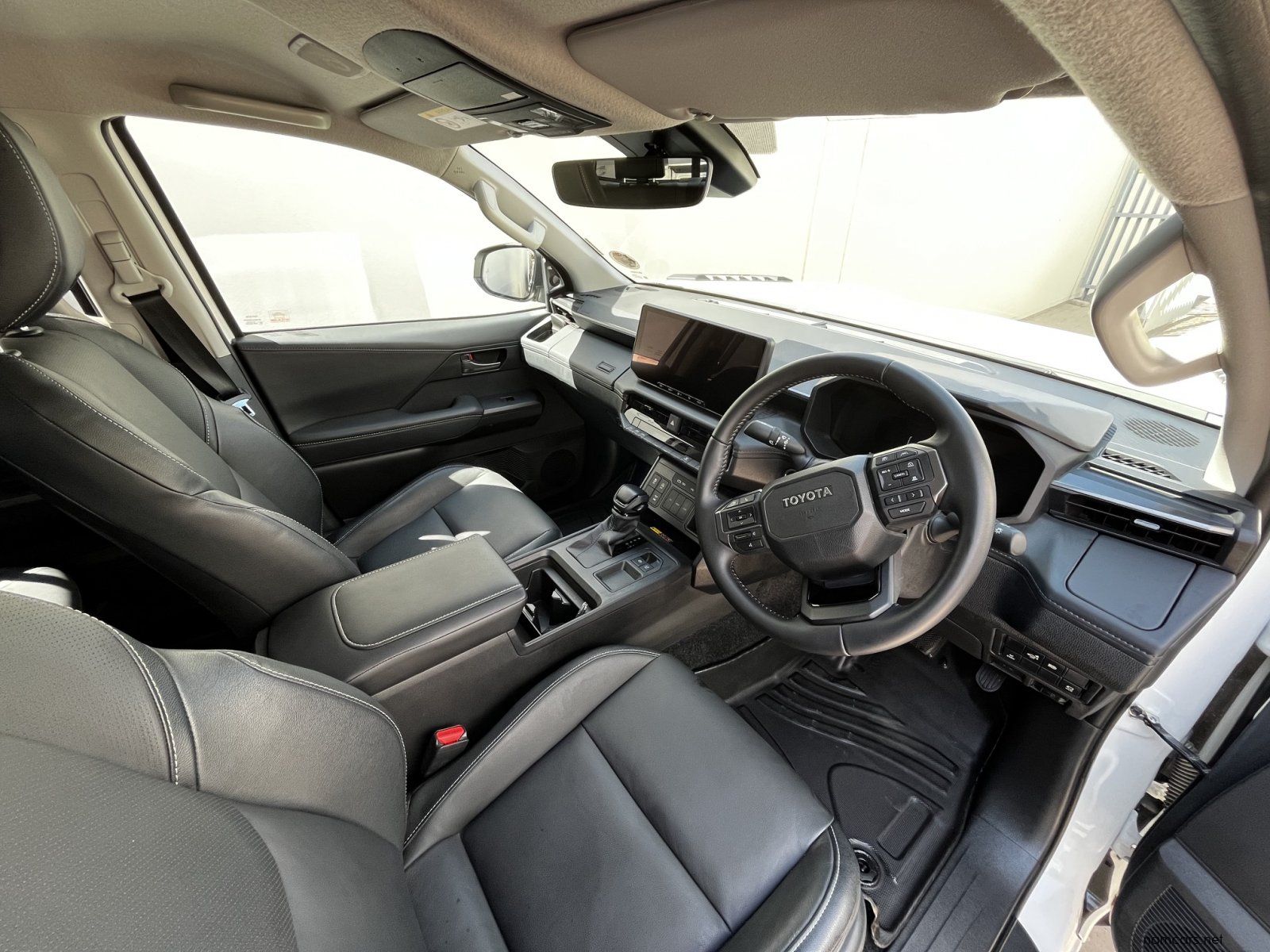 2026 Toyota HILUX DC LEGEND AT RB photo