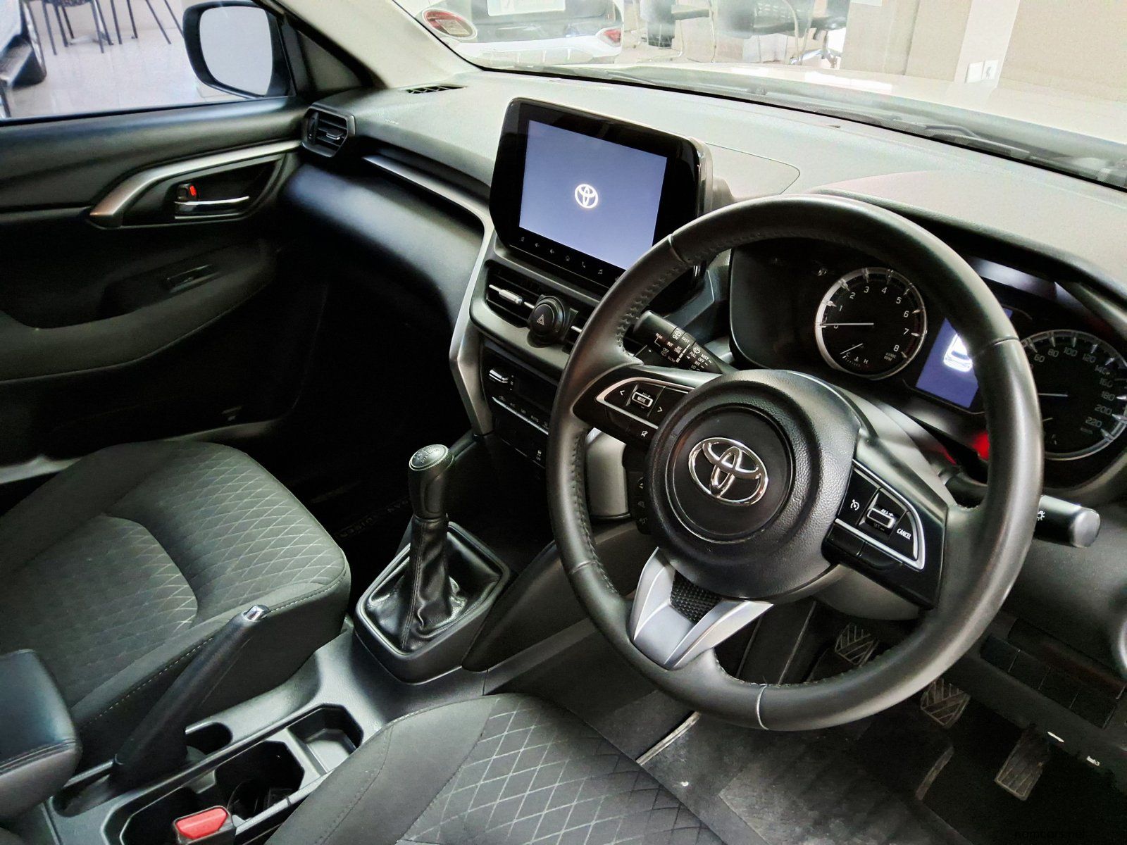 2026 Toyota URBAN CRUISER 1.5 XR photo