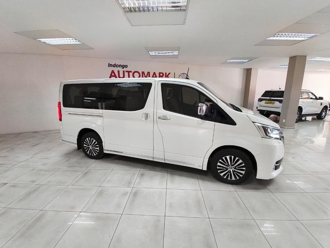 2021 Toyota Quantum 2.8 Vx 9 Seat photo