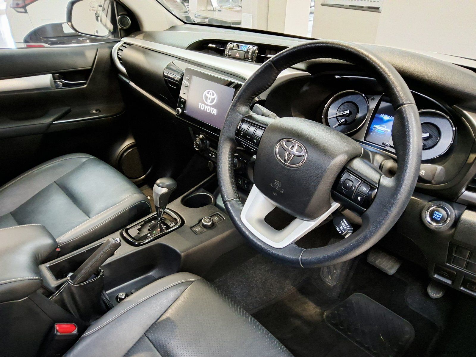 2025 Toyota Hilux 2.8Gd6 RB Raider 4x4 A/t P/u D/c (mhev) photo