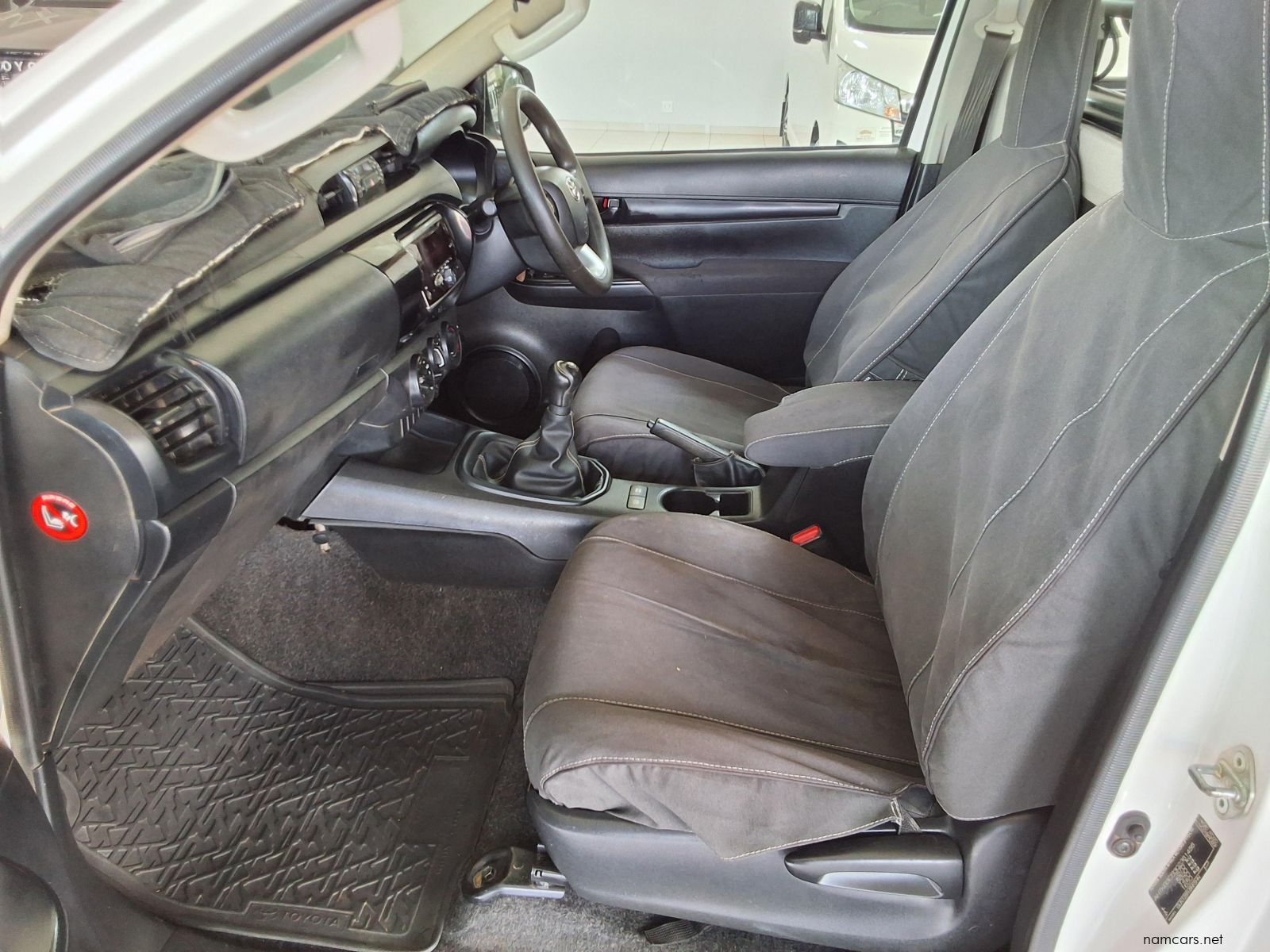 2017 Toyota Hilux Single Cab SC 2.4GD6 4x4 SR MT photo