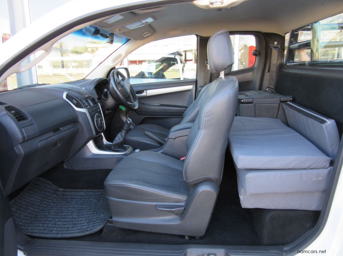 2015 Isuzu KB 300 D-Teq LX 4x4 Extended Cab pictures