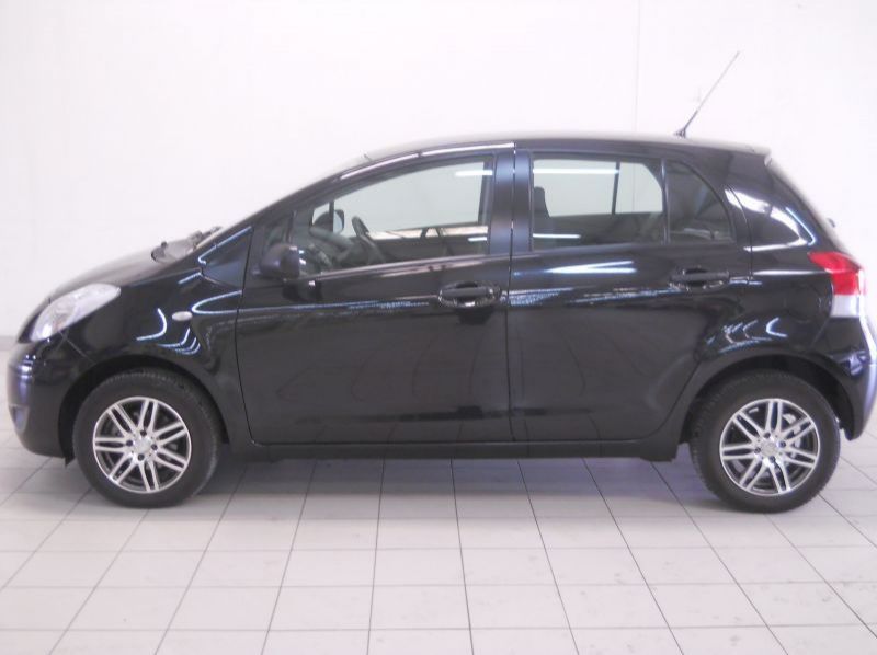 2010 Toyota Yaris pictures