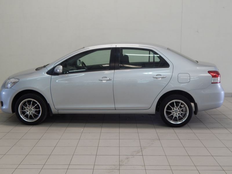 2011 Toyota Yaris sedan pictures