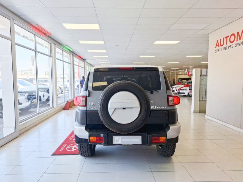 2017 Toyota FJ Cruiser 4.0 V6 4x4 AT pictures