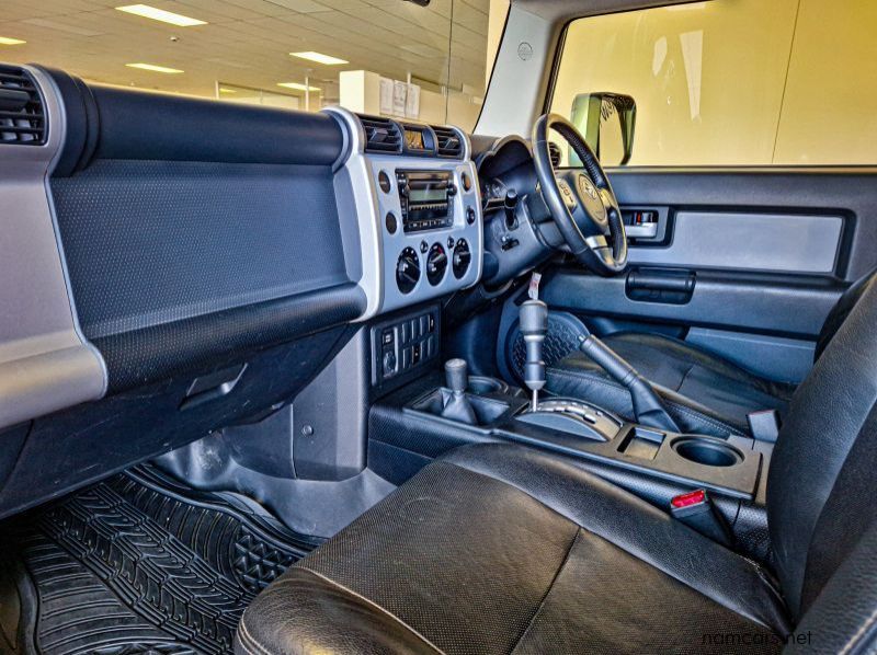 2017 Toyota FJ Cruiser 4.0 V6 4x4 AT pictures