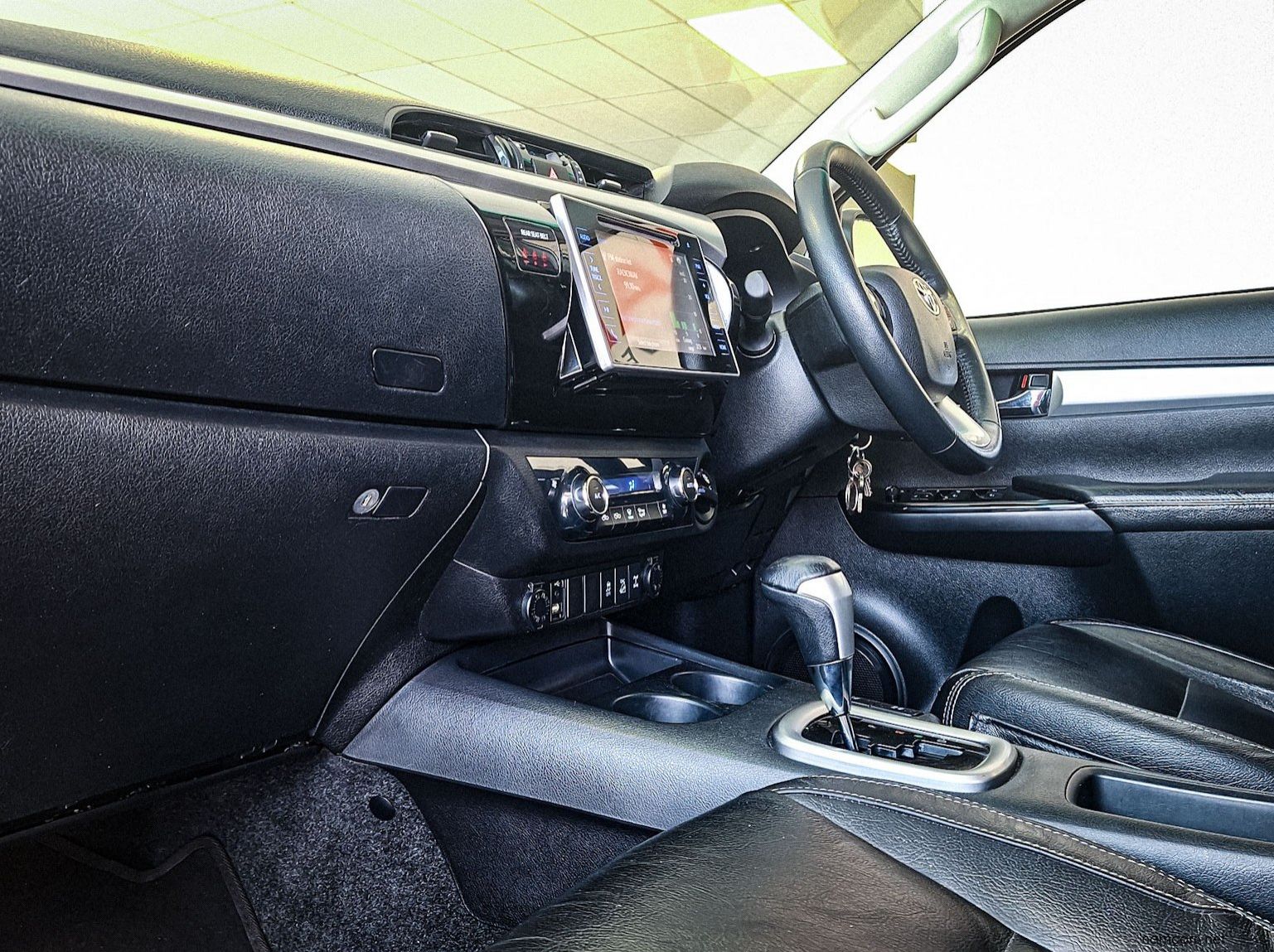 2017 Toyota Hilux Raider 2.8 GD6 4x4 AT pictures