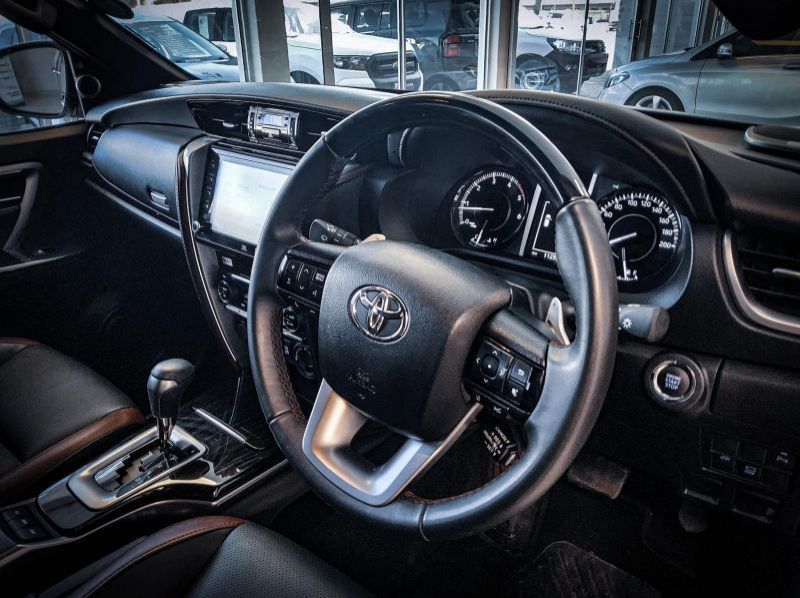 2023 Toyota Fortuner 2.8 VX 4x4 AT pictures