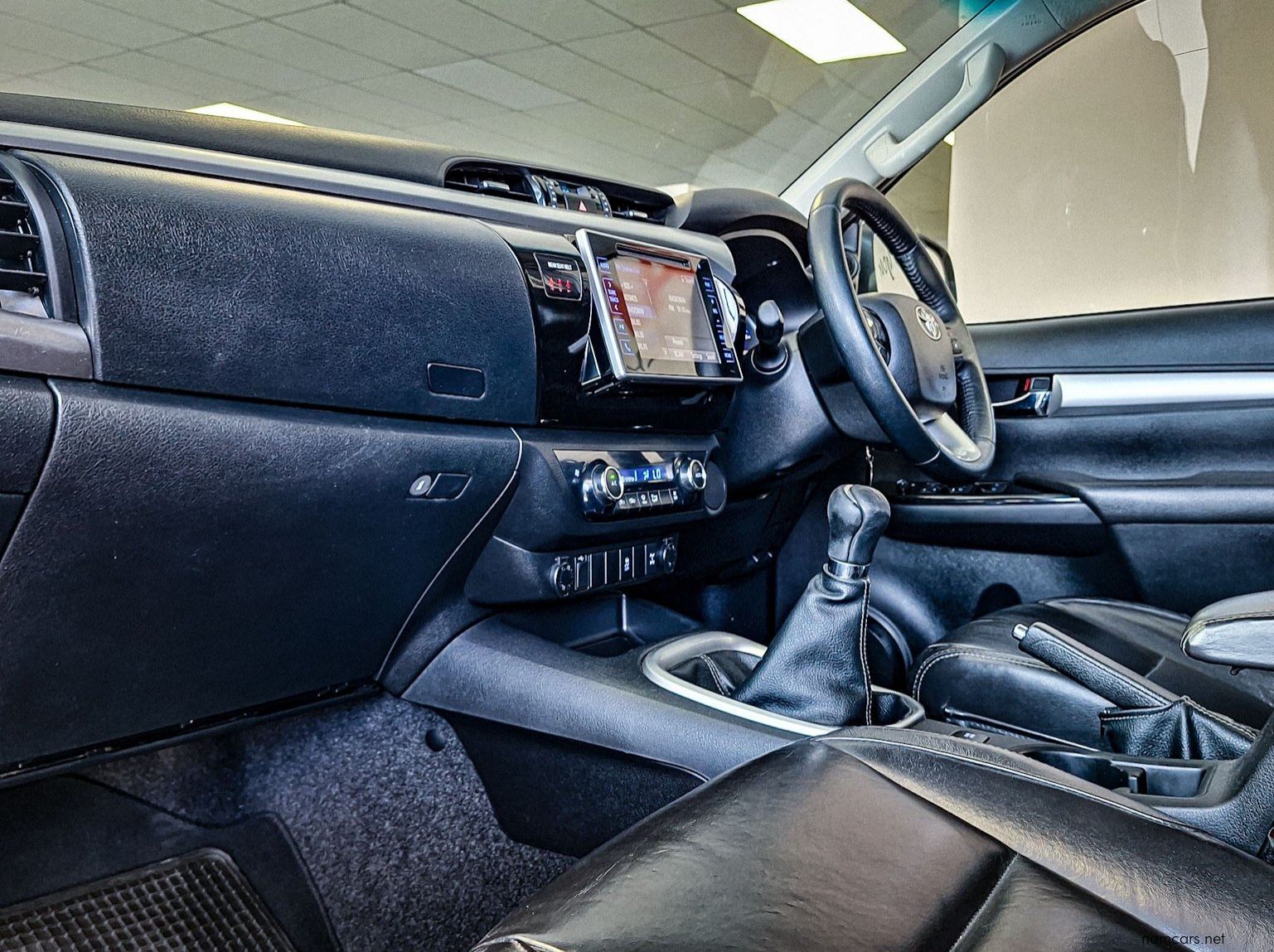 2017 Toyota Hilux Raider 2.8 GD RB 2x4 MT pictures
