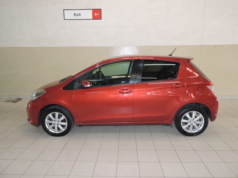 2012 Toyota YARIS 1.3 XR 5DR pictures