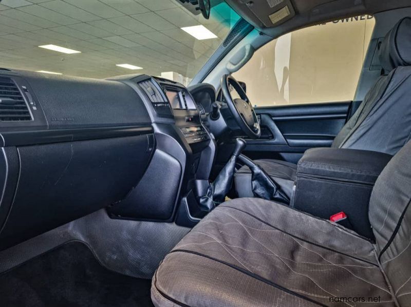 2013 Toyota Land Cruiser 200 GX pictures