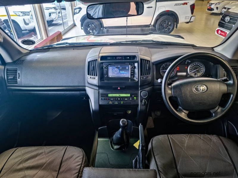 2013 Toyota Land Cruiser 200 GX pictures