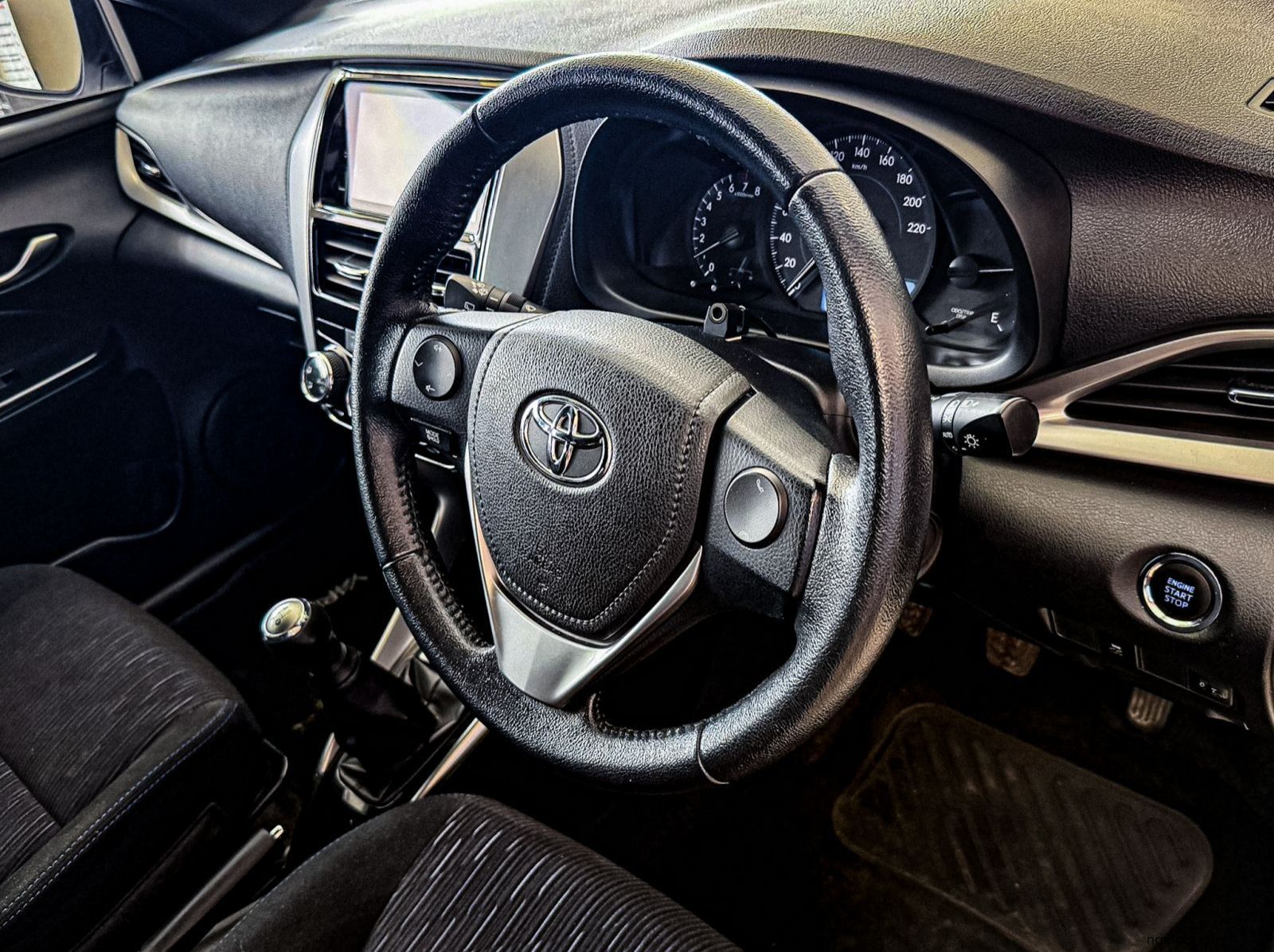 2018 Toyota YARIS 1.5 XS HB pictures