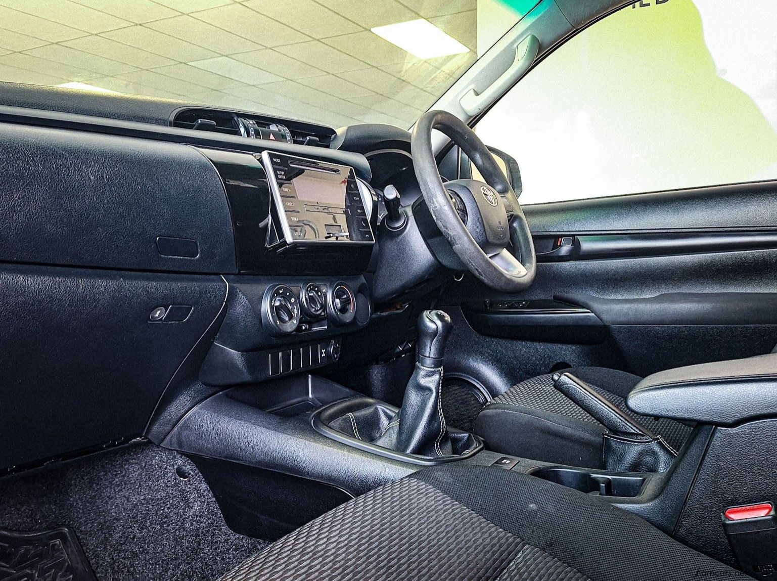 2016 Toyota Hilux Extra Cab 2.4 GD6 RB 2x4 MT pictures