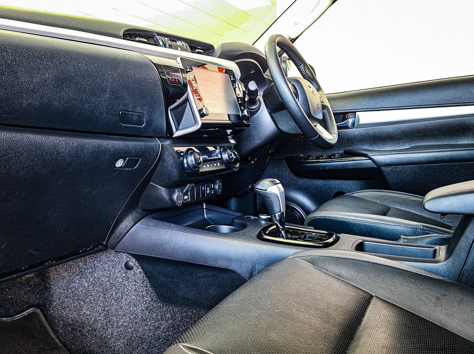 2025 Toyota Hilux Raider 2.8 48V MH AT pictures