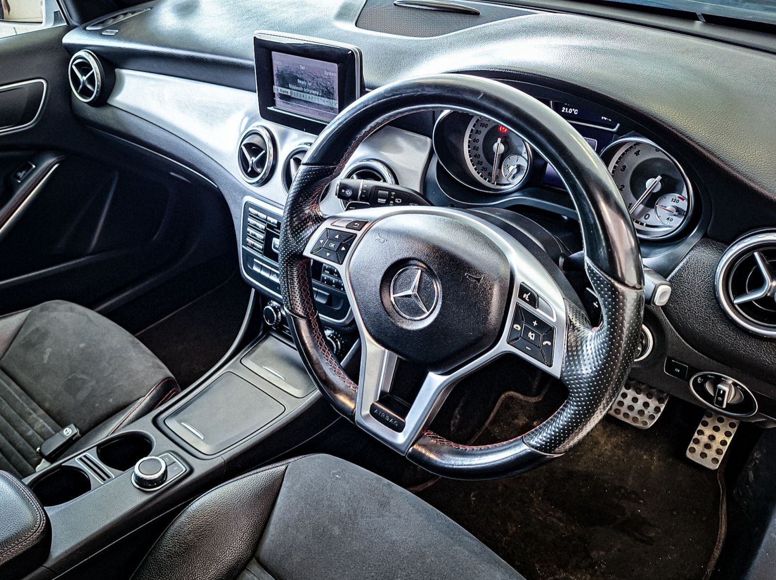 2015 Mercedes-Benz GLA 200 pictures