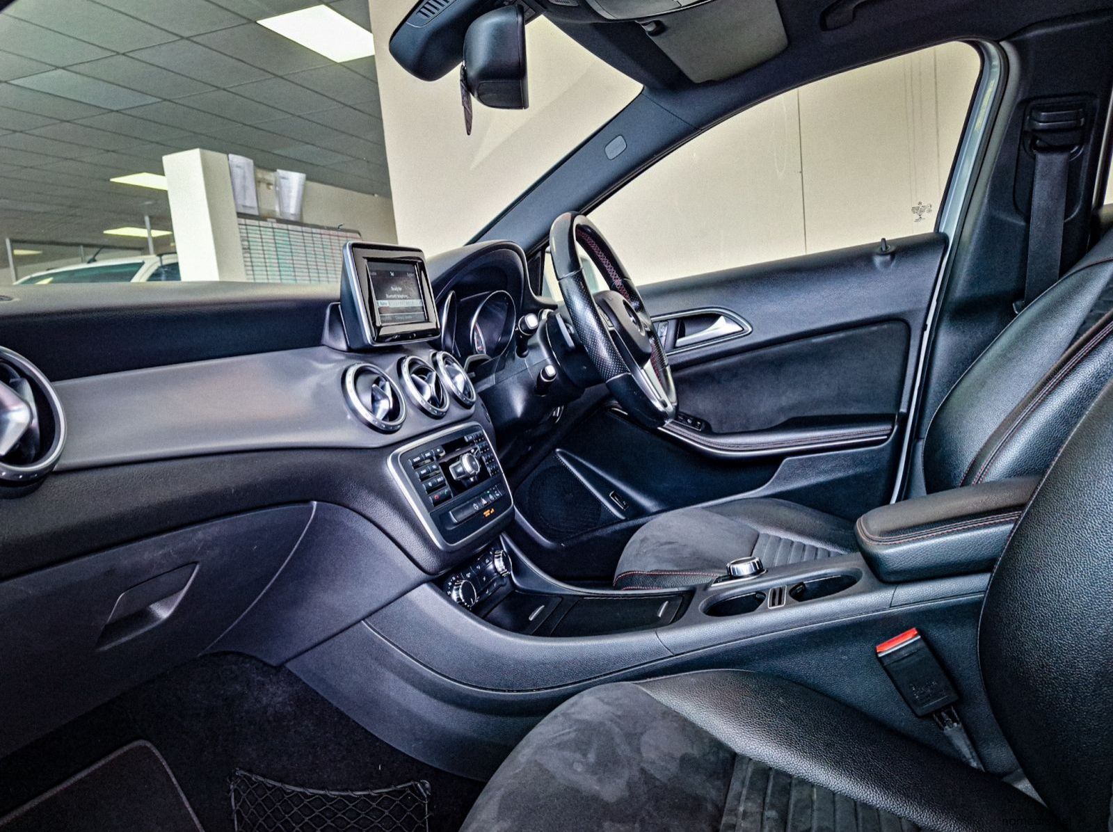 2015 Mercedes-Benz GLA 200 pictures