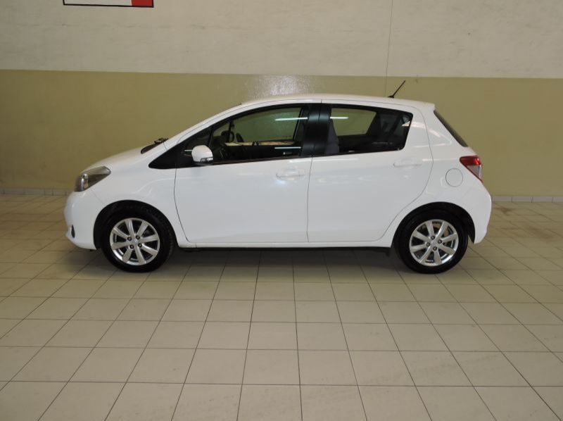 2015 Toyota YARIS 1.3XS pictures