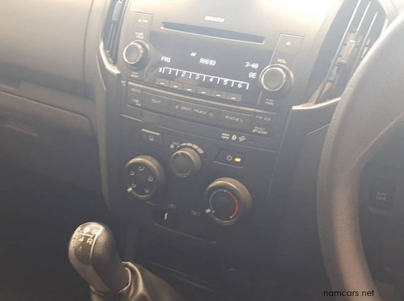 2016 Isuzu KB 240LE 4X4 D/C pictures