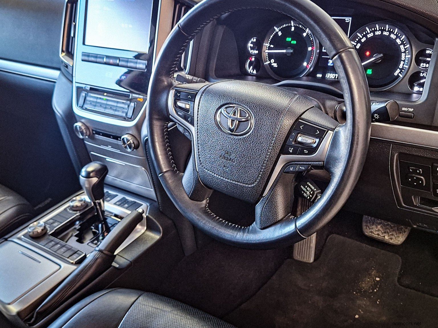 2018 Toyota Land Cruiser 200 4.5D V8 AT pictures