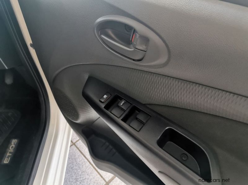 2014 Toyota TOYOTA ETIOS 1.5 XS HB pictures