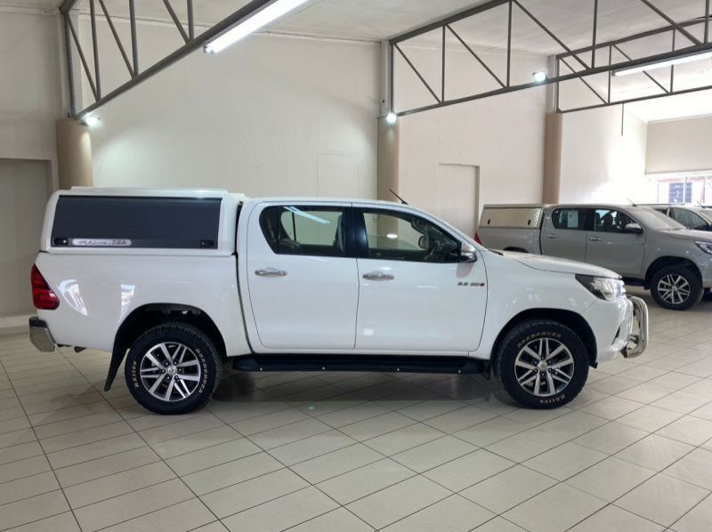 2017 Toyota Hilux pictures